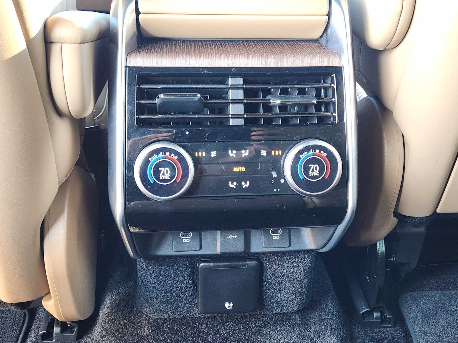2024 Land Rover Range Rover SE photo 25
