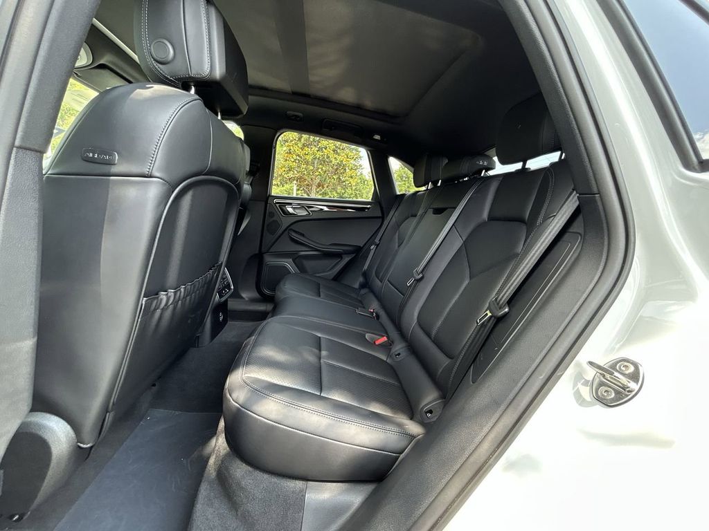 2025 Porsche Macan Base photo 26