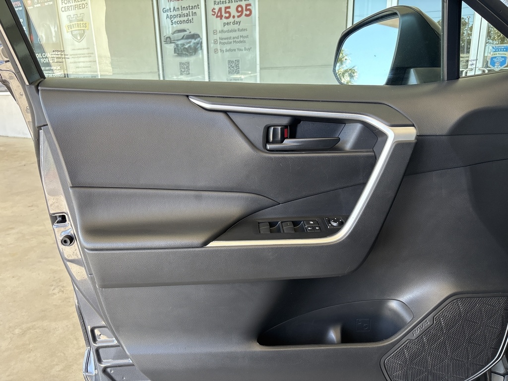 2022 Toyota RAV4 LE photo 14