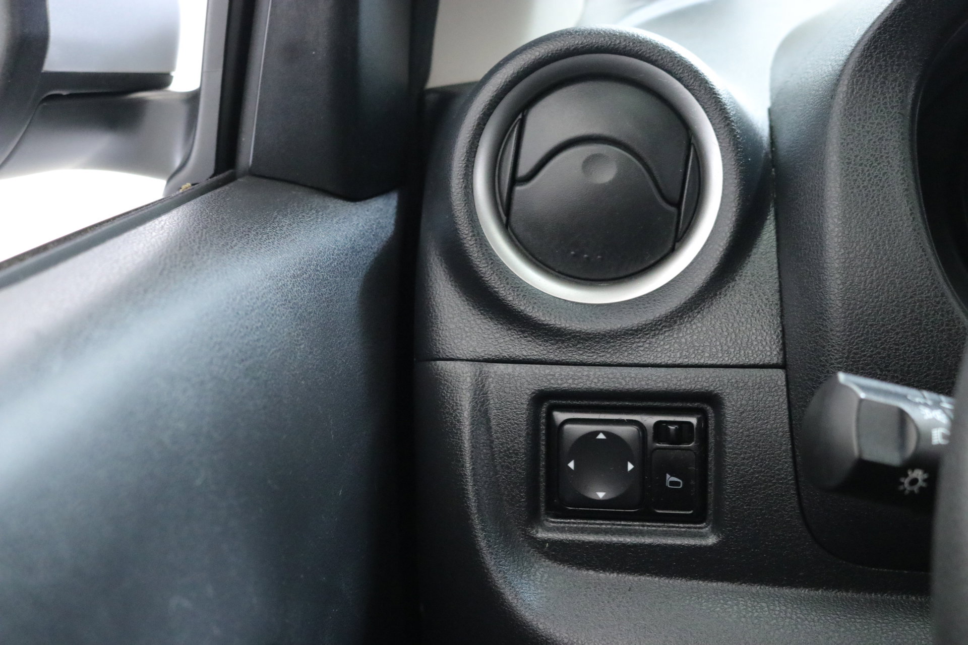 2017 Nissan Versa Sedan SV photo 16