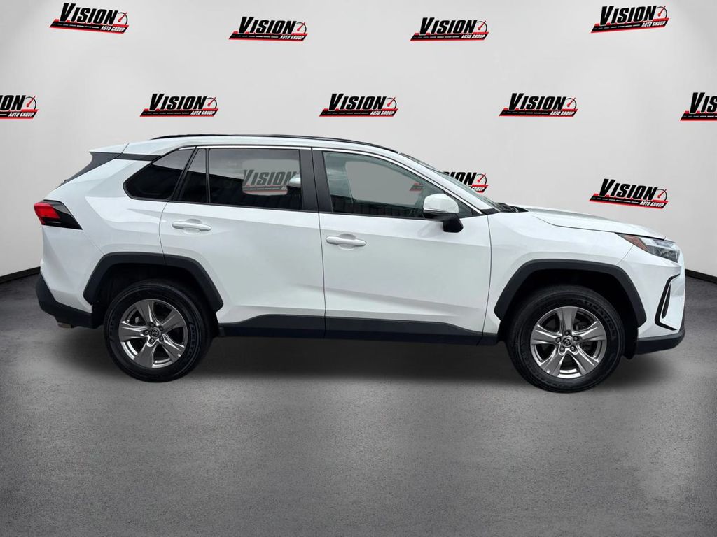 2022 Toyota RAV4 XLE photo 2
