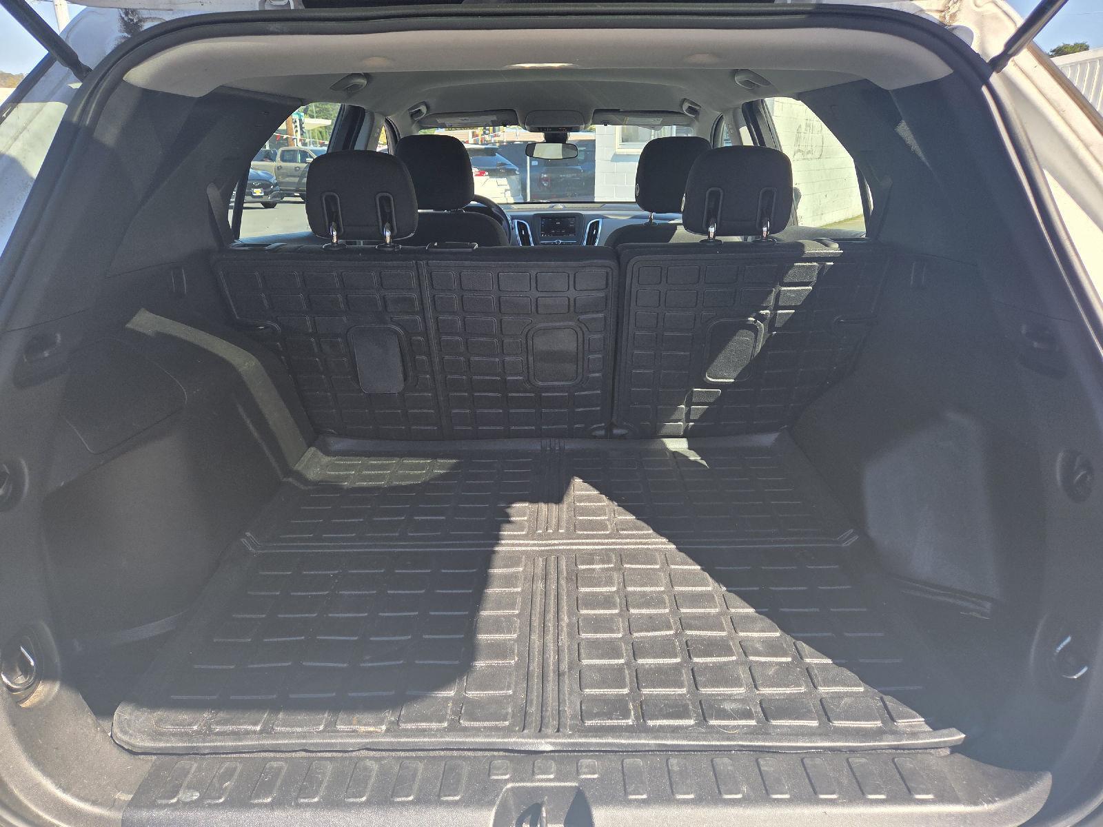 2020 Chevrolet Equinox LS photo 3