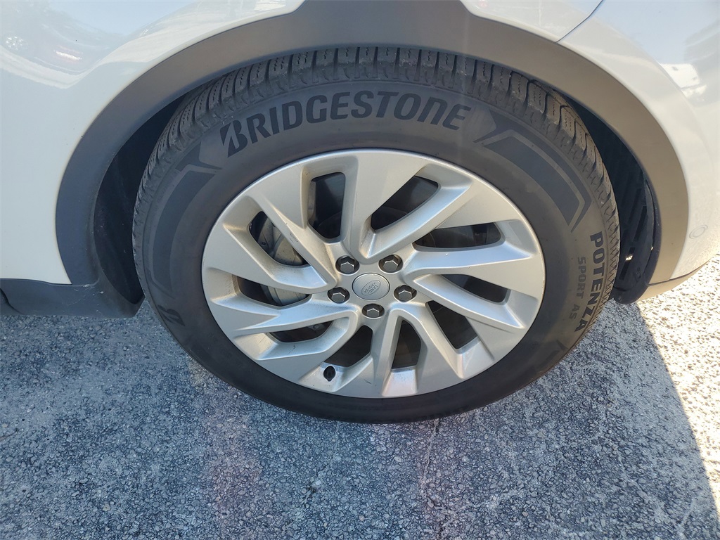 2024 Land Rover Discovery S photo 2