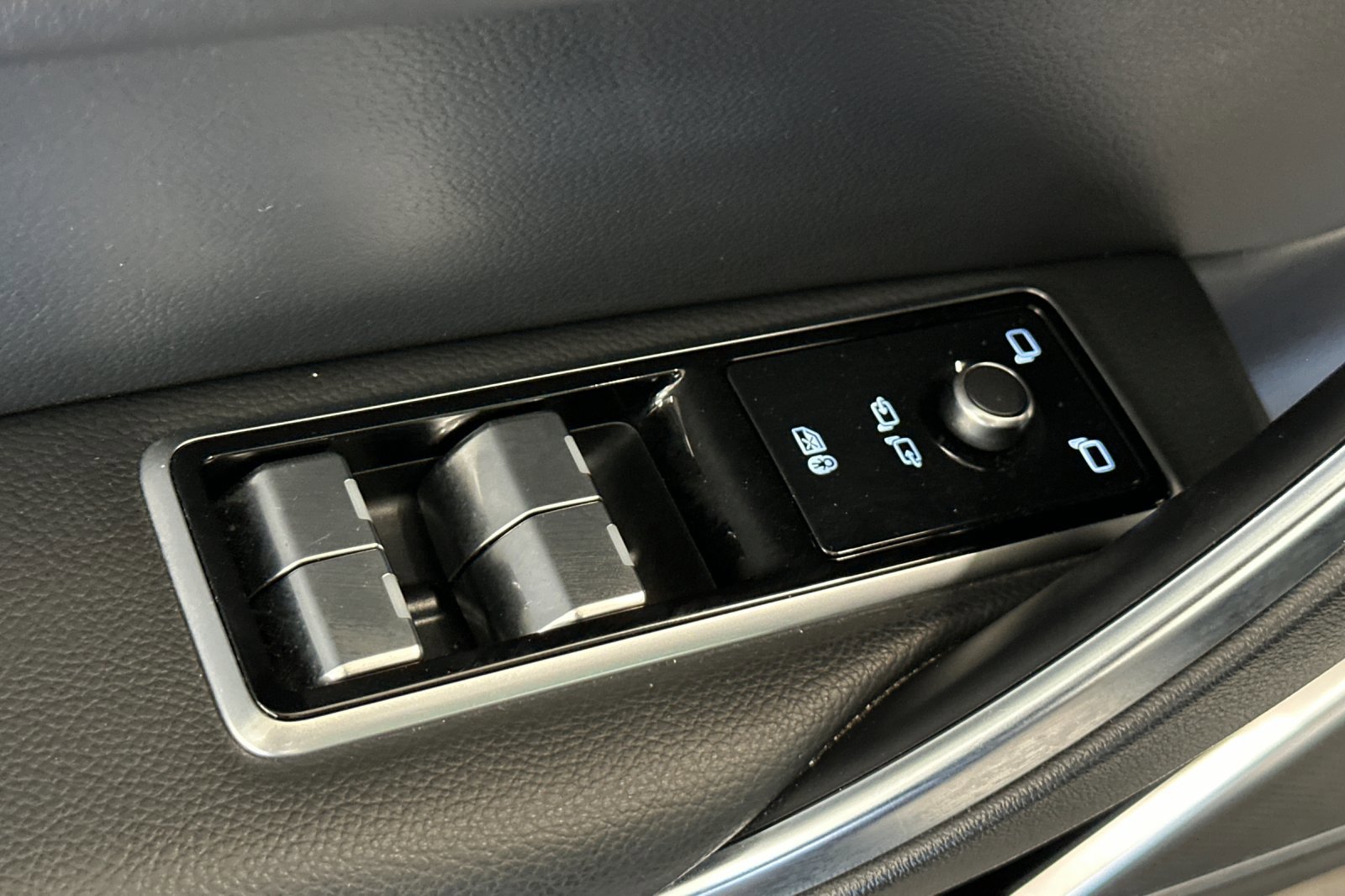 2023 Jaguar XF SE photo 14