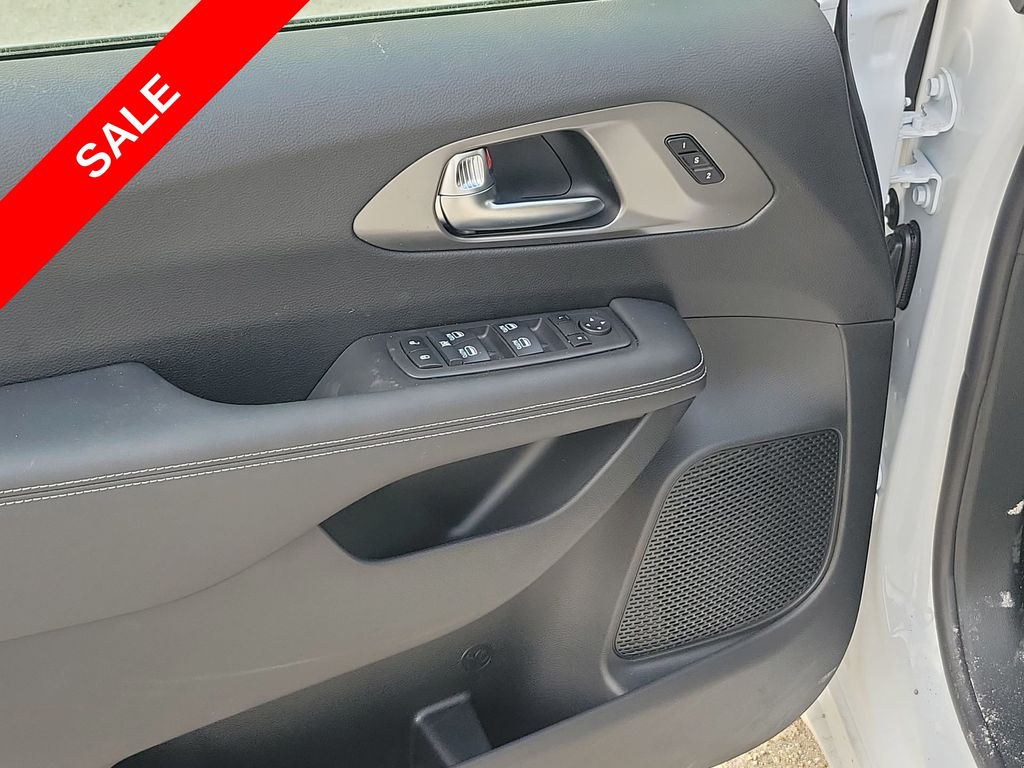 2025 Chrysler Pacifica photo 39