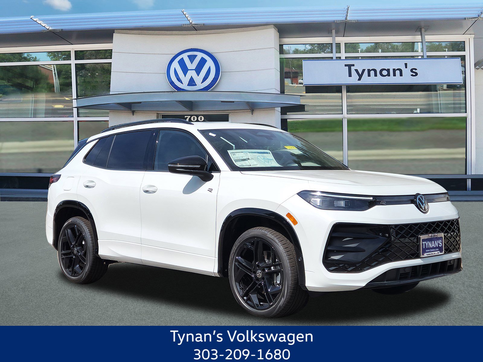 2025 Volkswagen Tiguan SE R-LINE BLACK's photo