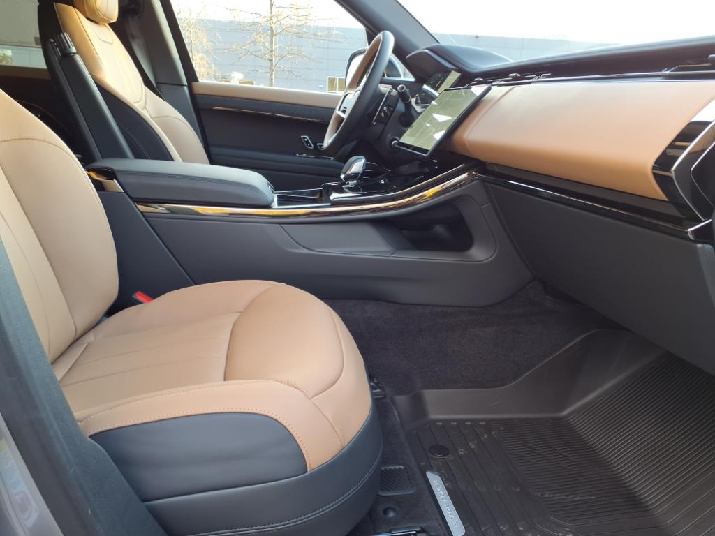 2025 Land Rover Range Rover Sport P460e Dynamic SE photo 3