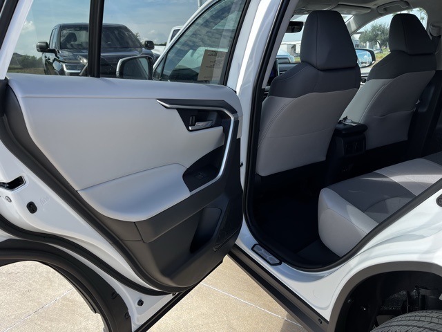 2025 Toyota RAV4 XLE photo 15