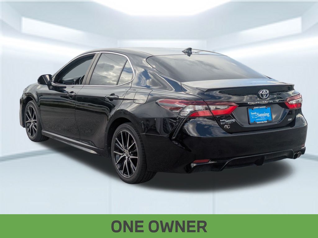 2022 Toyota Camry SE photo 2