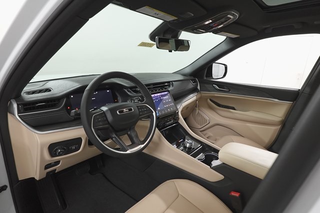 2025 Jeep Grand Cherokee Limited photo 12