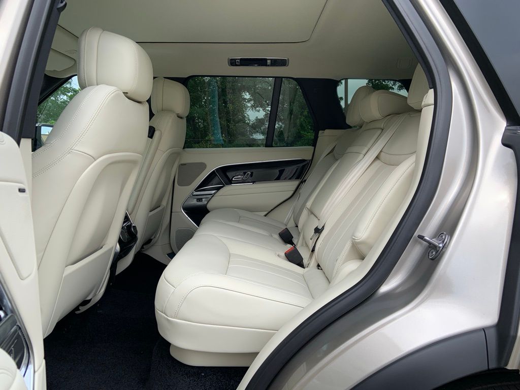 2025 Land Rover Range Rover SE photo 13