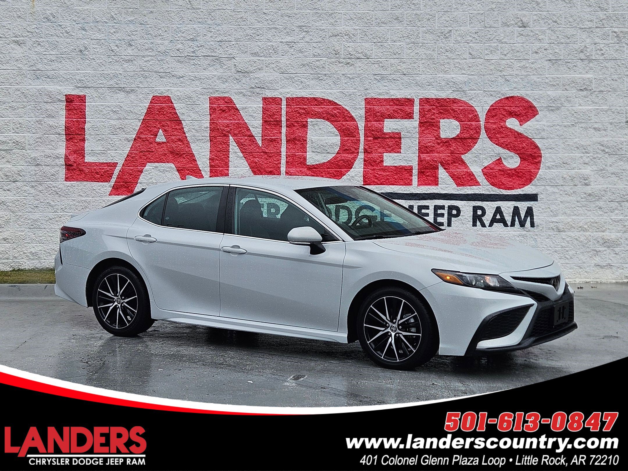 2023 Toyota Camry SE's photo