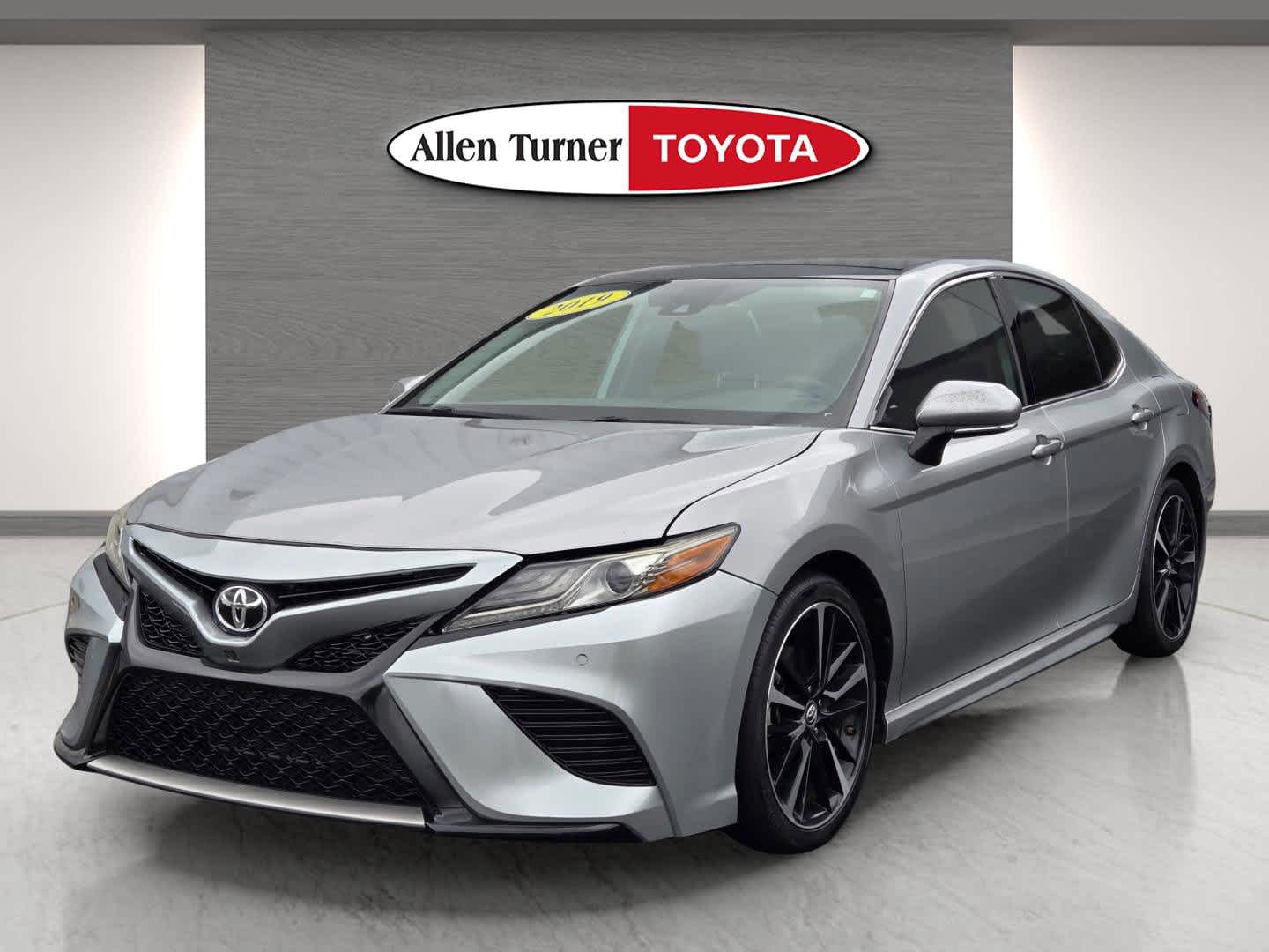 2019 Toyota Camry XSE photo 3