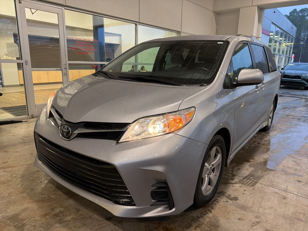 2018 Toyota Sienna LE's photo