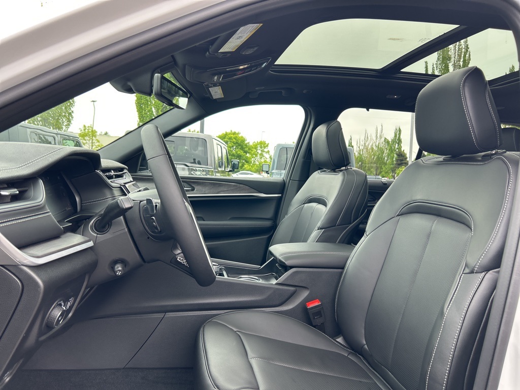 2025 Jeep Grand Cherokee Limited photo 12