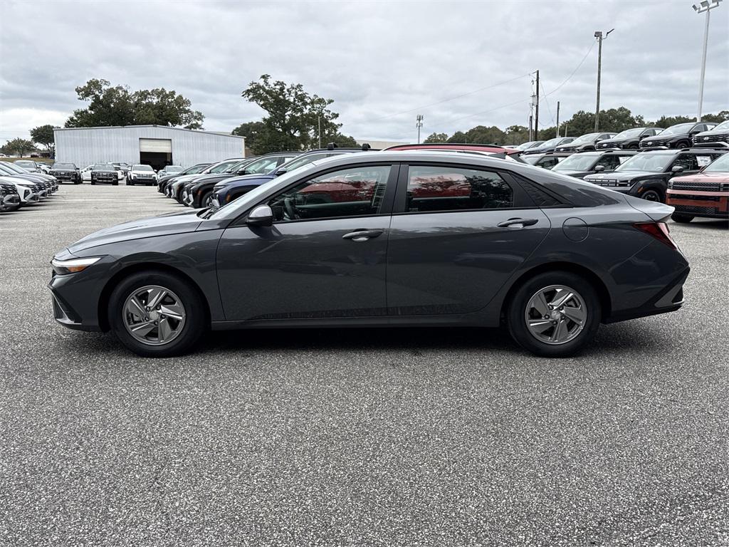 2025 Hyundai Elantra SE photo 4