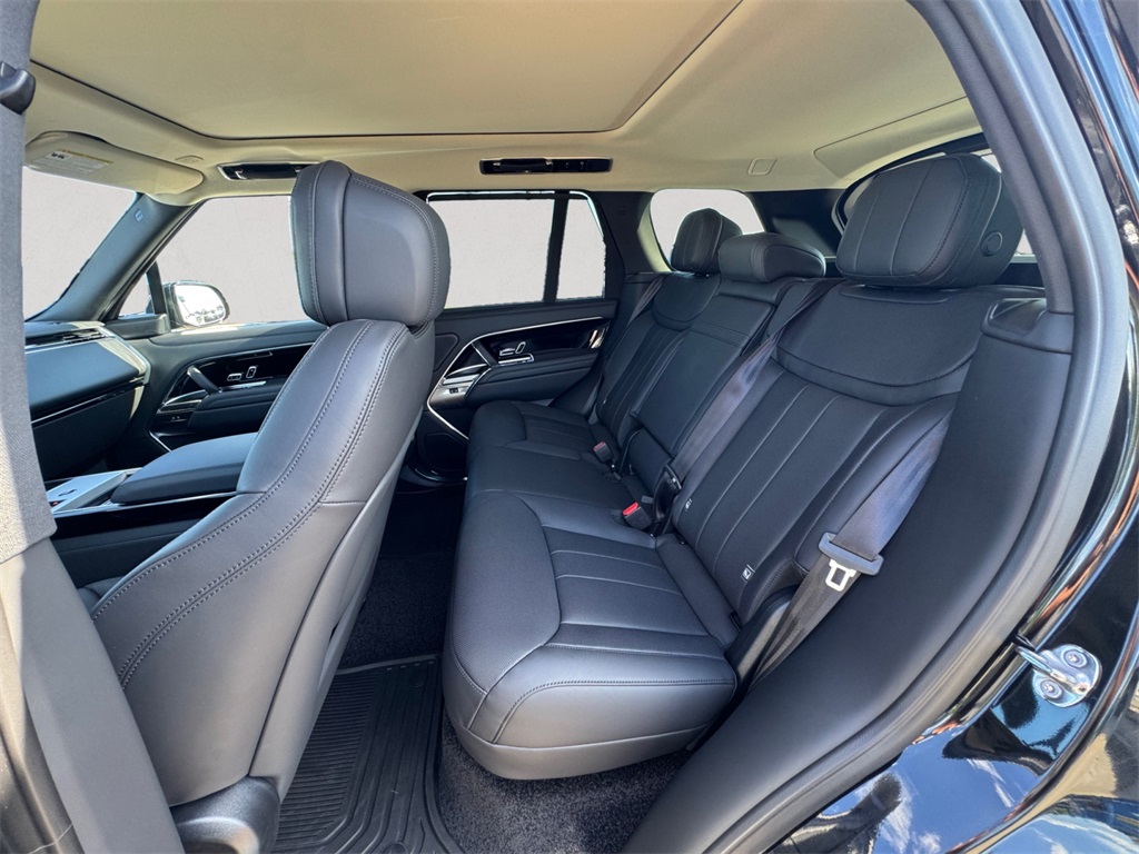2025 Land Rover Range Rover SE photo 12