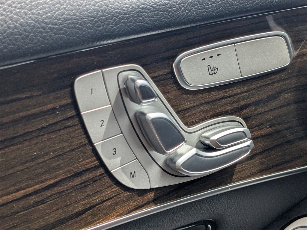 2020 Mercedes Benz GLC 300 photo 22