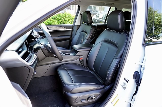 New 2023 Bright White Clear-Coat Exterior Paint Jeep 4xe image 18