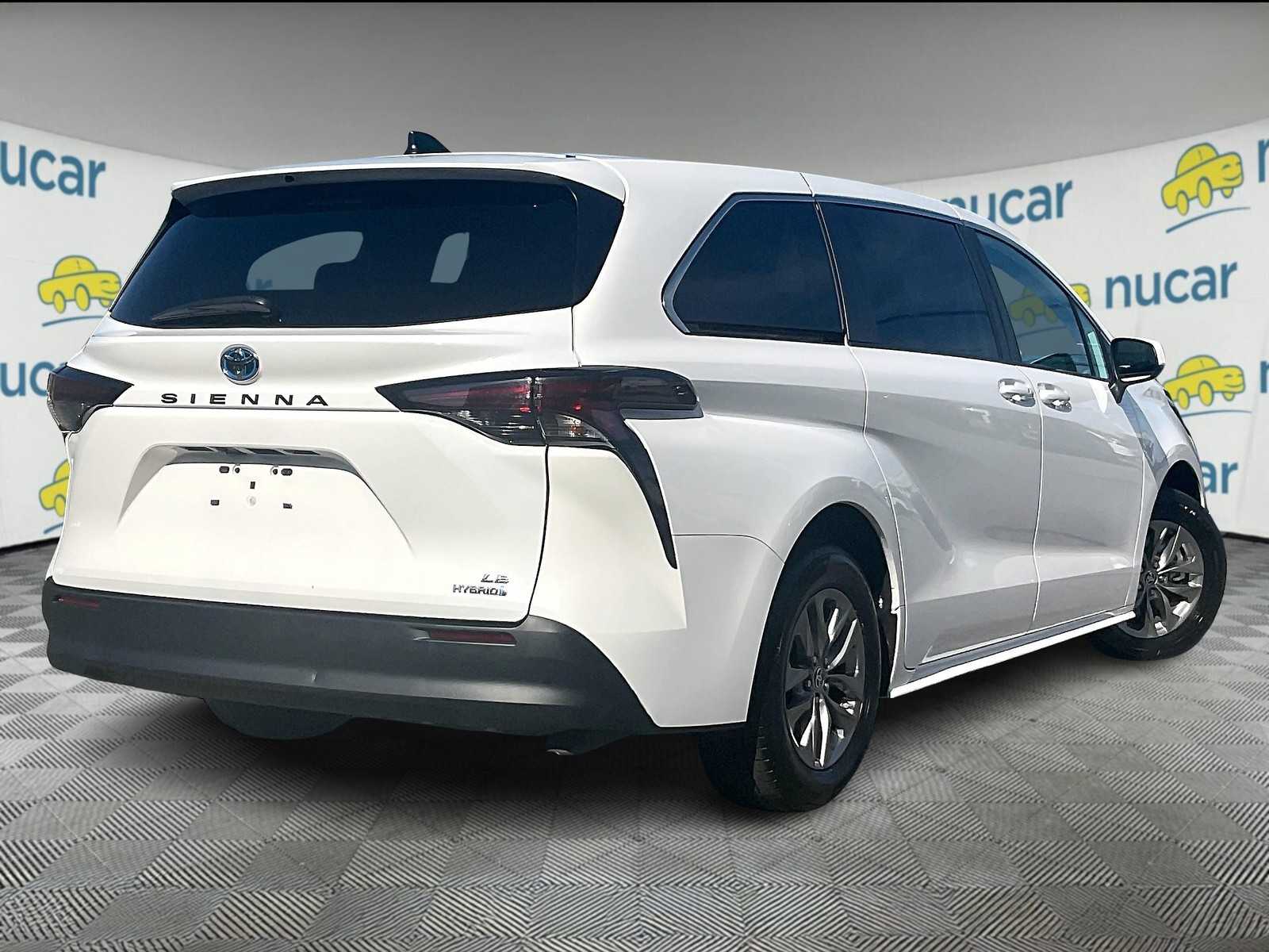 2024 Toyota Sienna LE photo 6
