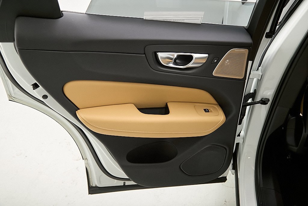 2023 VOLVO XC60 - Image 23