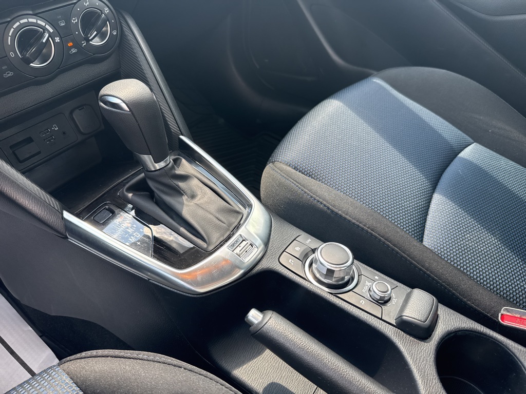 2020 Toyota Yaris LE photo 17