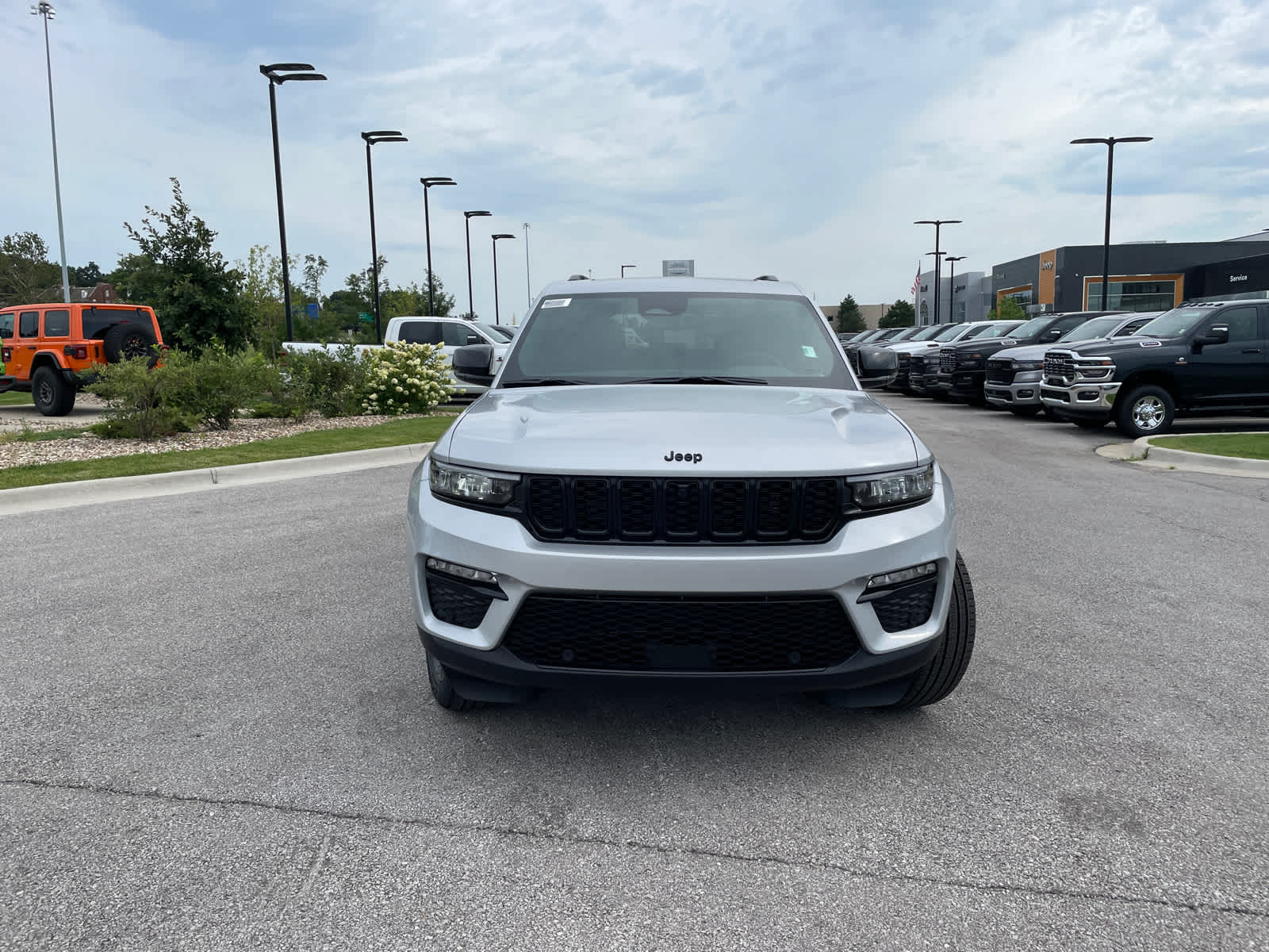2025 Jeep Grand Cherokee Limited photo 3