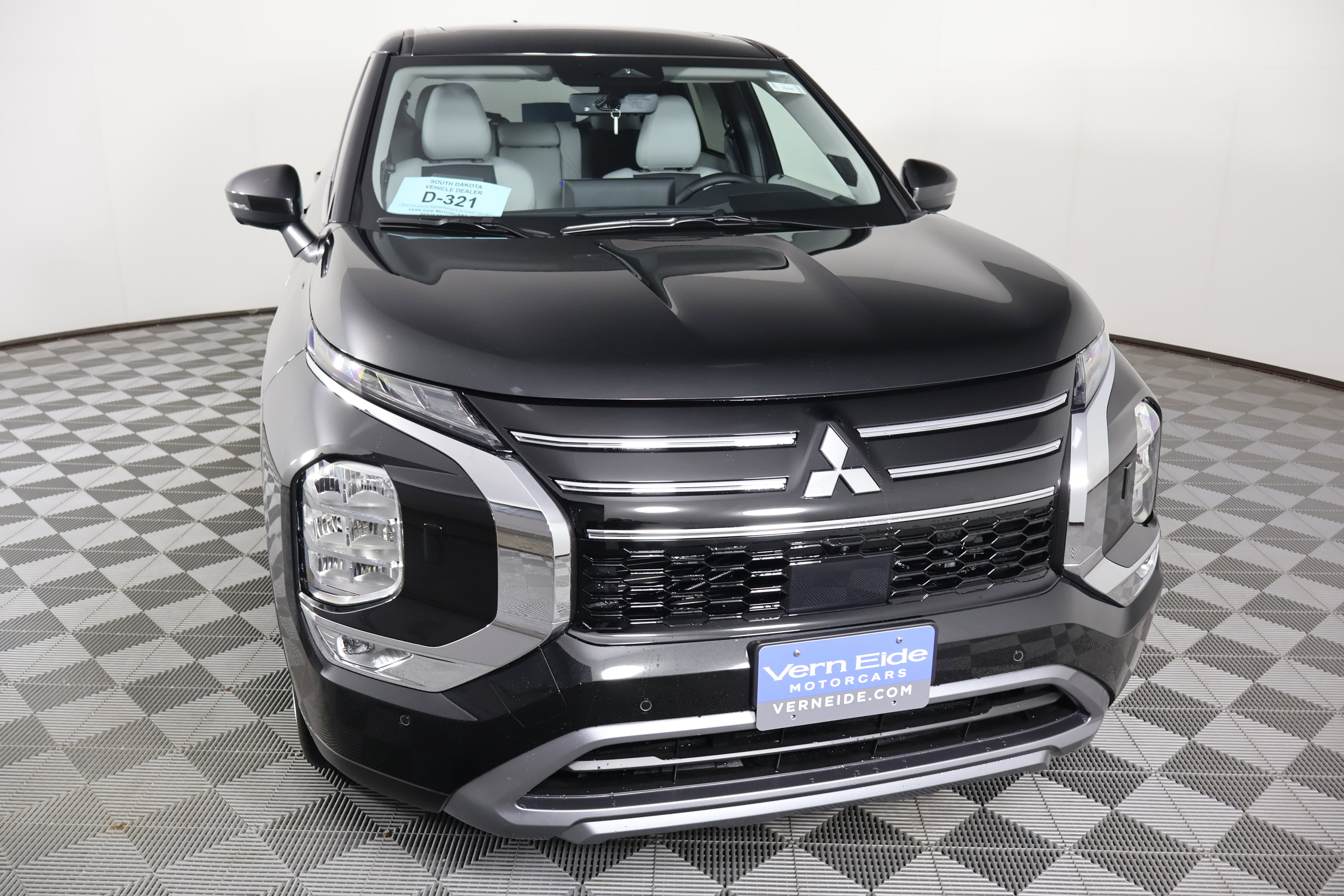 2025 Mitsubishi Outlander SE photo 3