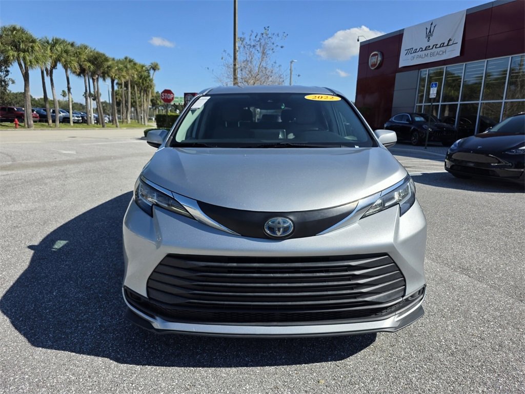 2022 Toyota Sienna LE photo 2