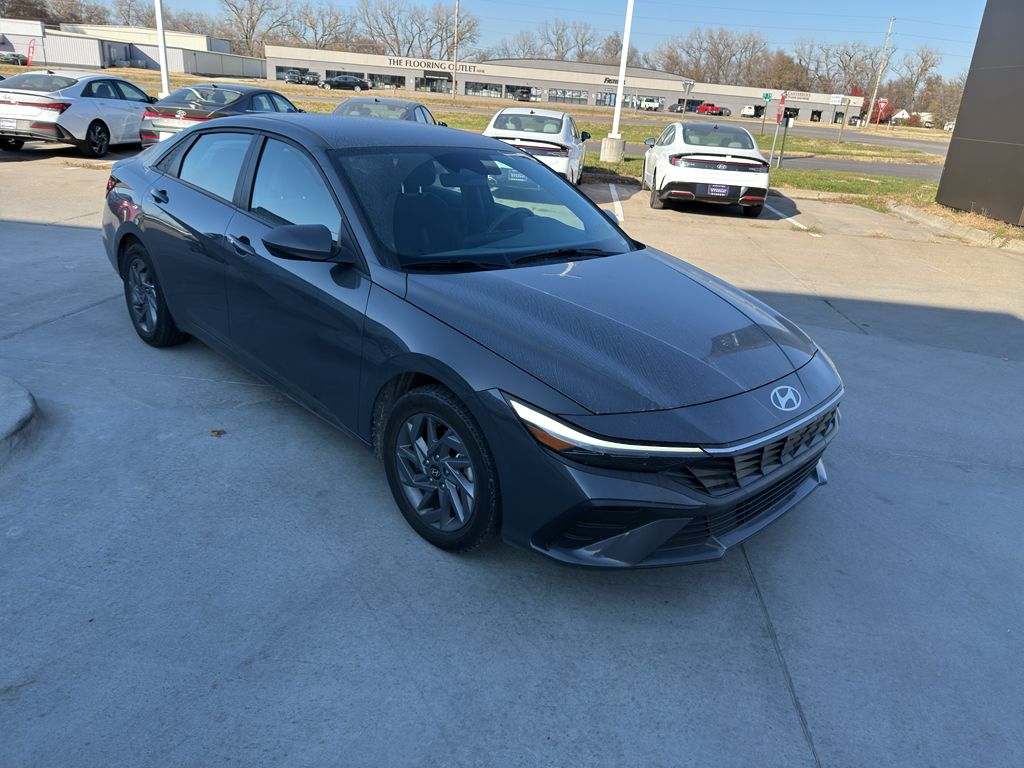 2024 Hyundai Elantra SEL photo 2