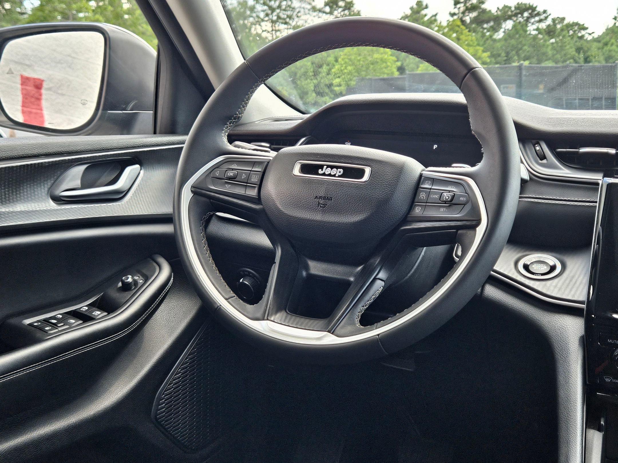 2023 Jeep Grand Cherokee Laredo photo 7