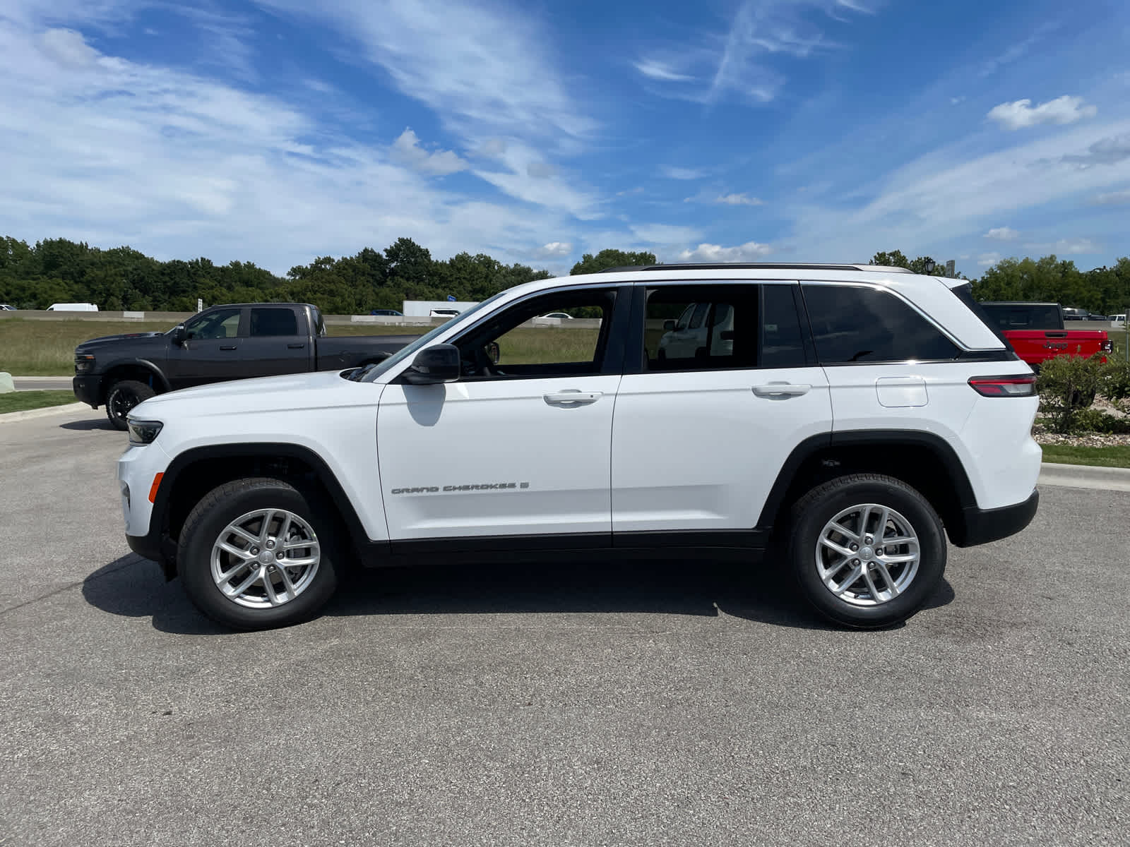2025 Jeep Grand Cherokee Laredo X photo 3