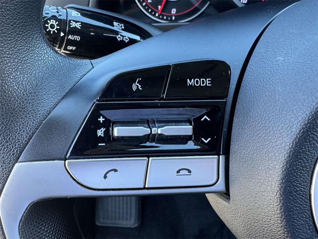 2023 Hyundai Elantra SEL photo 18