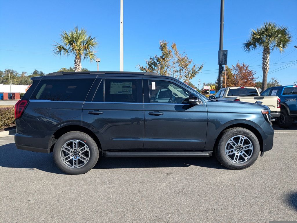 2025 Ford Expedition photo 3