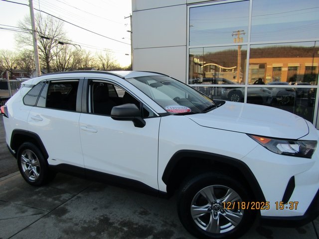 2022 Toyota RAV4 LE's photo