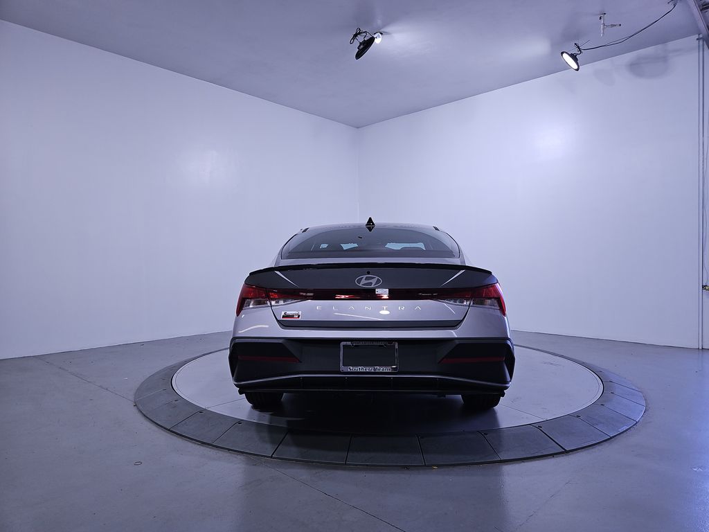 2025 Hyundai Elantra SEL Sport photo 4