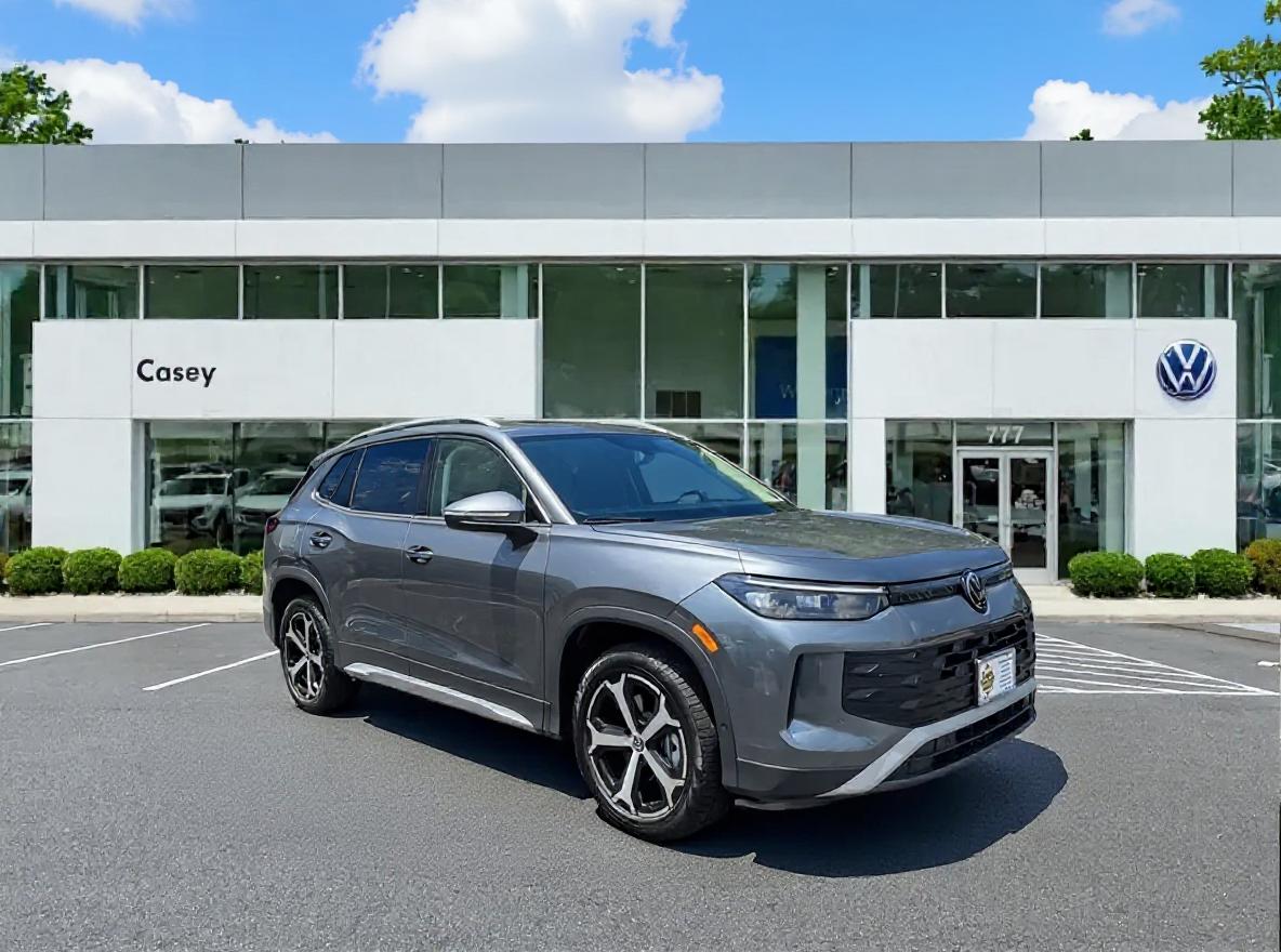 2025 Volkswagen Tiguan SE's photo