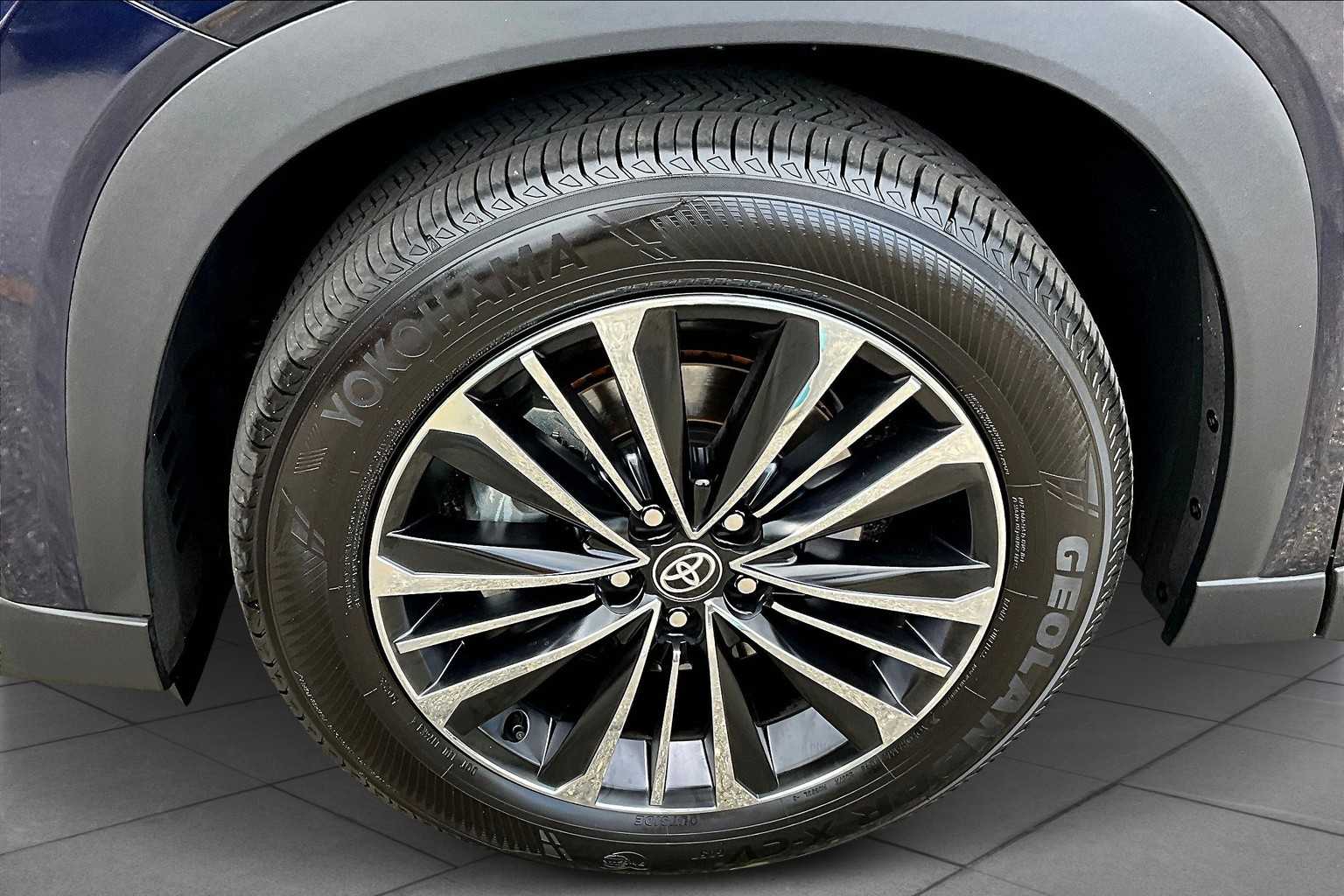 2024 Toyota Highlander Hybrid Platinum photo 9