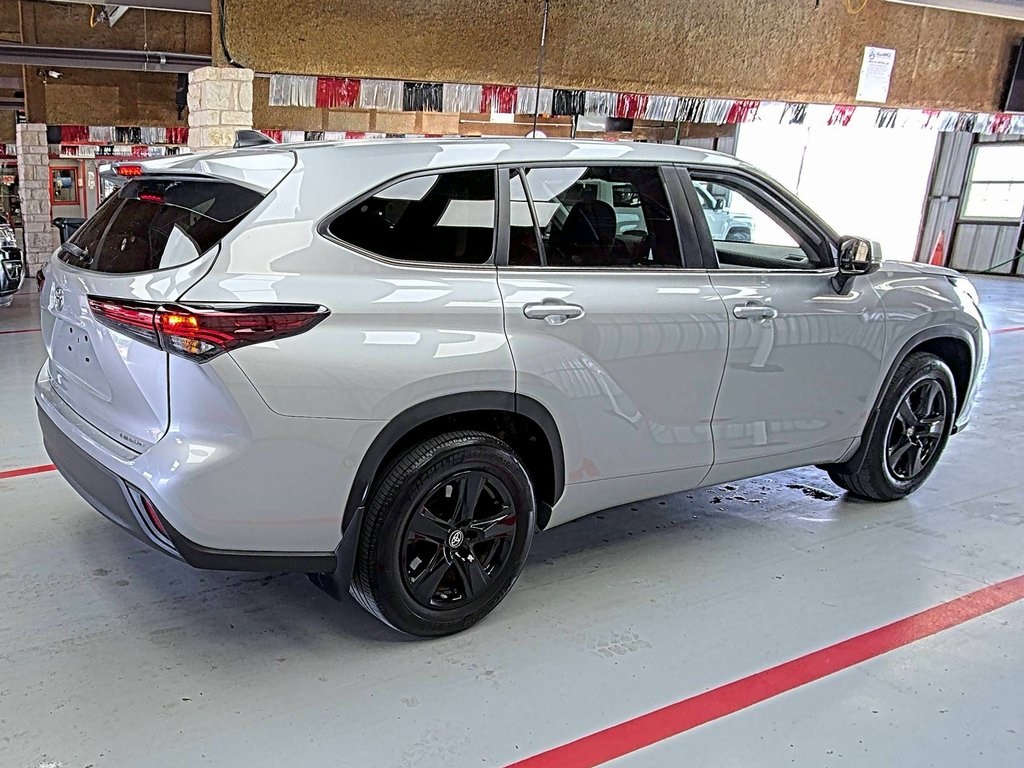 2024 Toyota Highlander LE photo 8