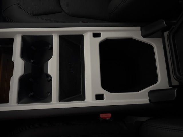 2025 Land Rover Defender 130 X-Dynamic SE photo 16