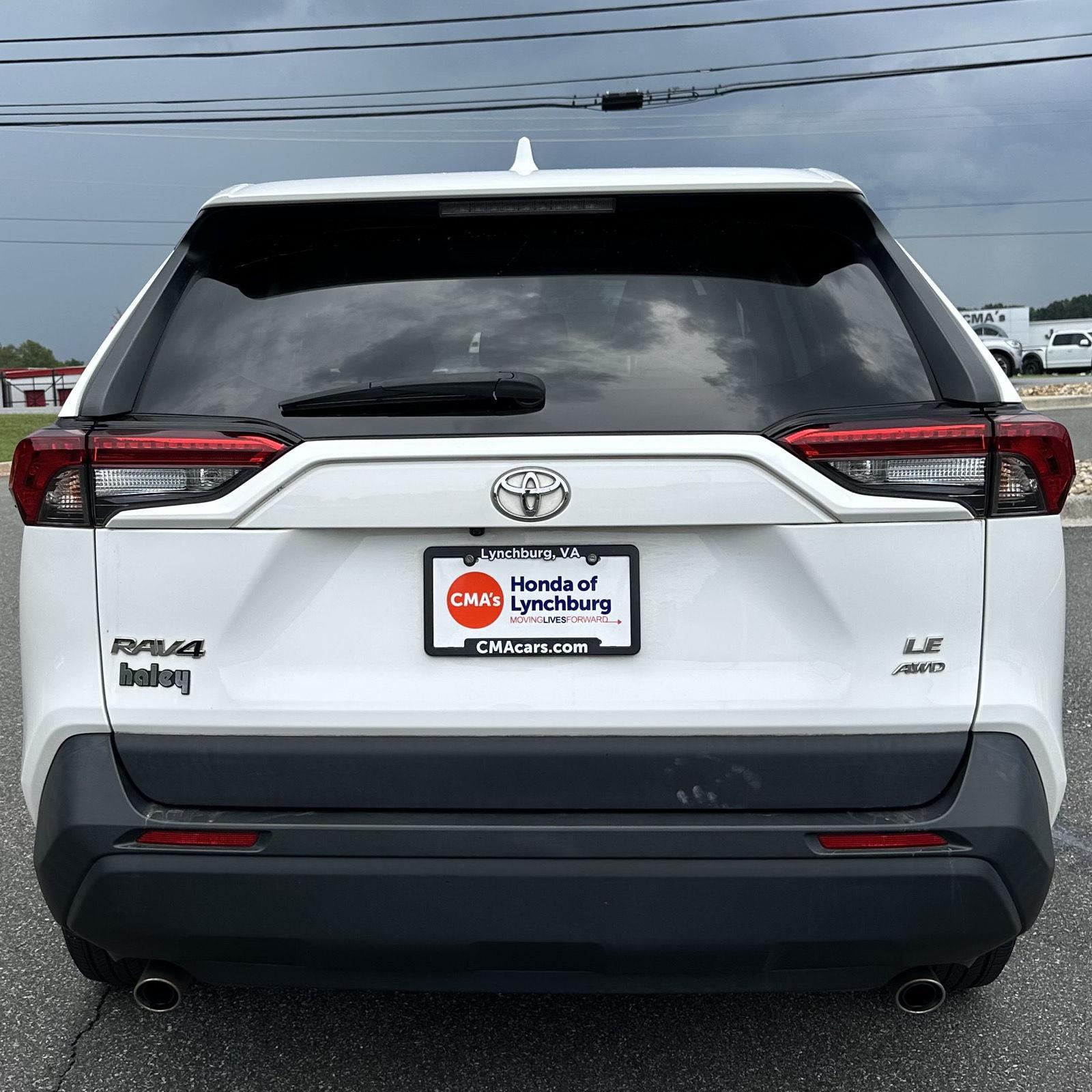2022 Toyota RAV4 LE photo 3