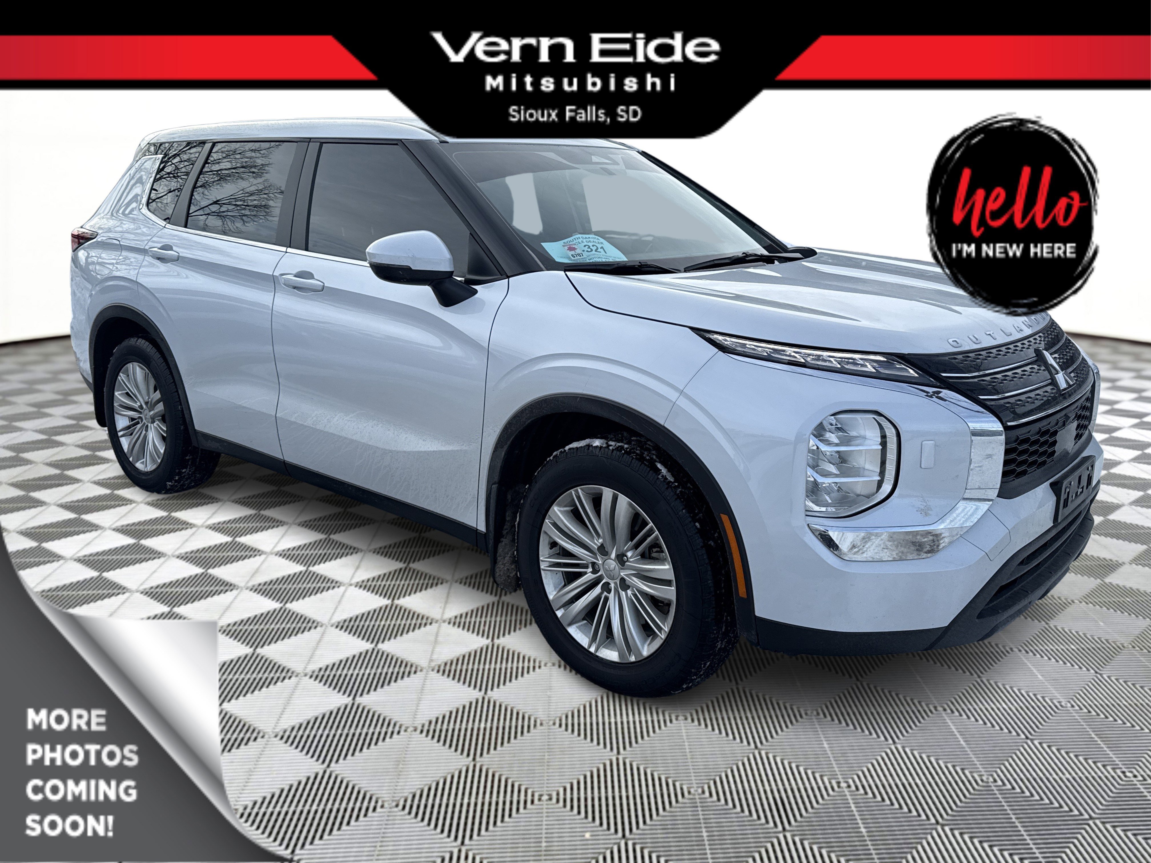 2023 Mitsubishi Outlander ES's photo