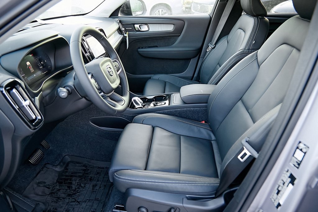 2026 VOLVO XC40 - Image 17