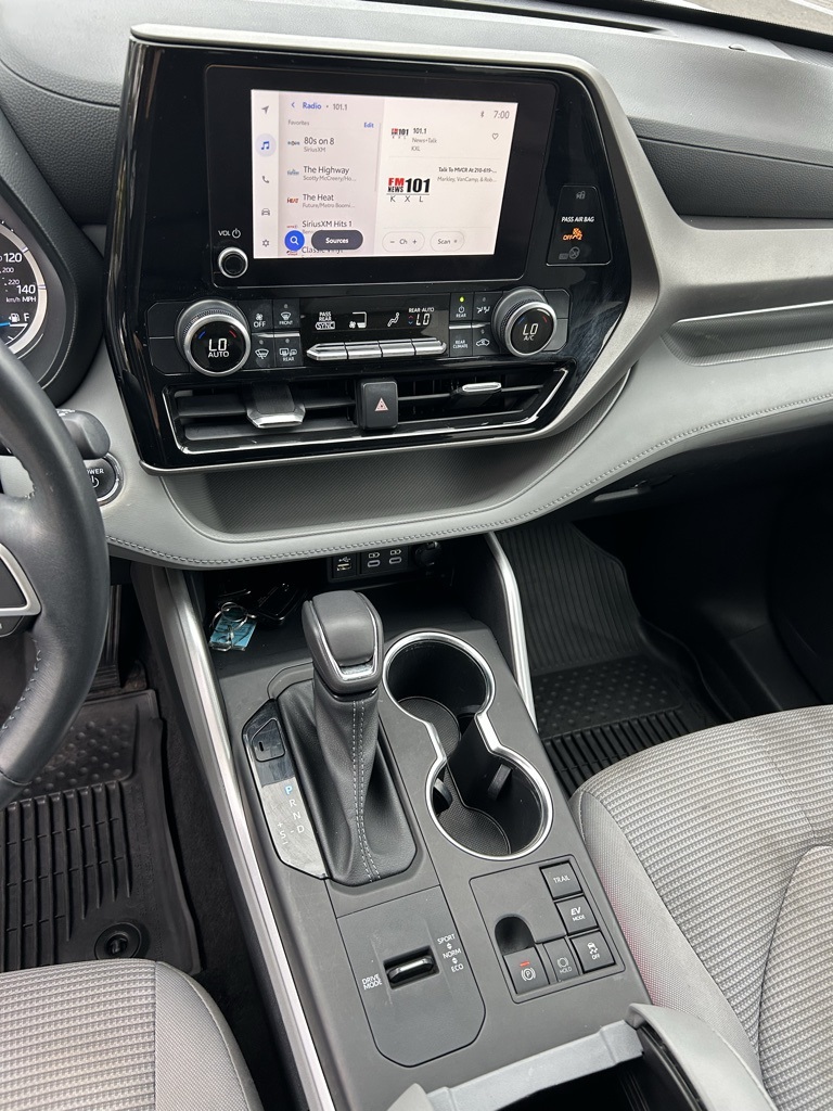 2023 Toyota Highlander Hybrid LE photo 13