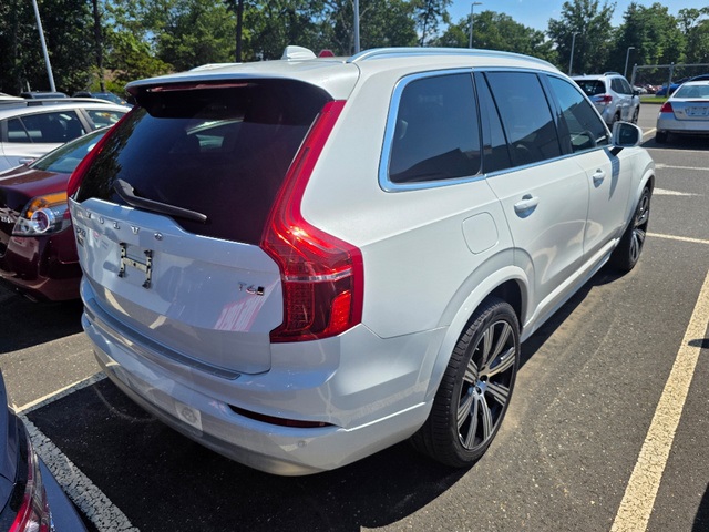 2022 Volvo XC90 T6 Momentum photo 2