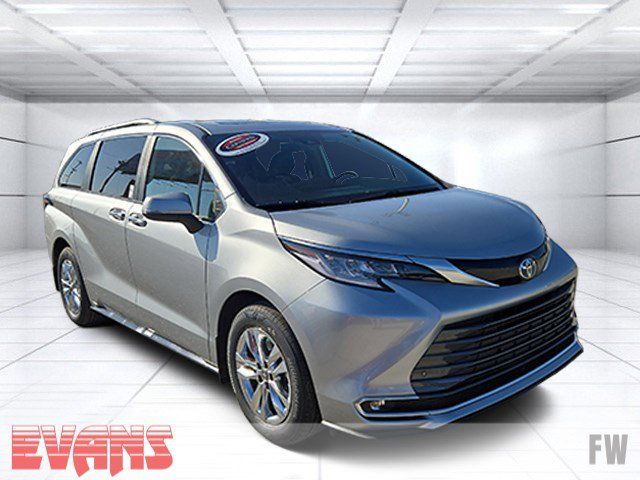2025 Toyota Sienna Limited's photo