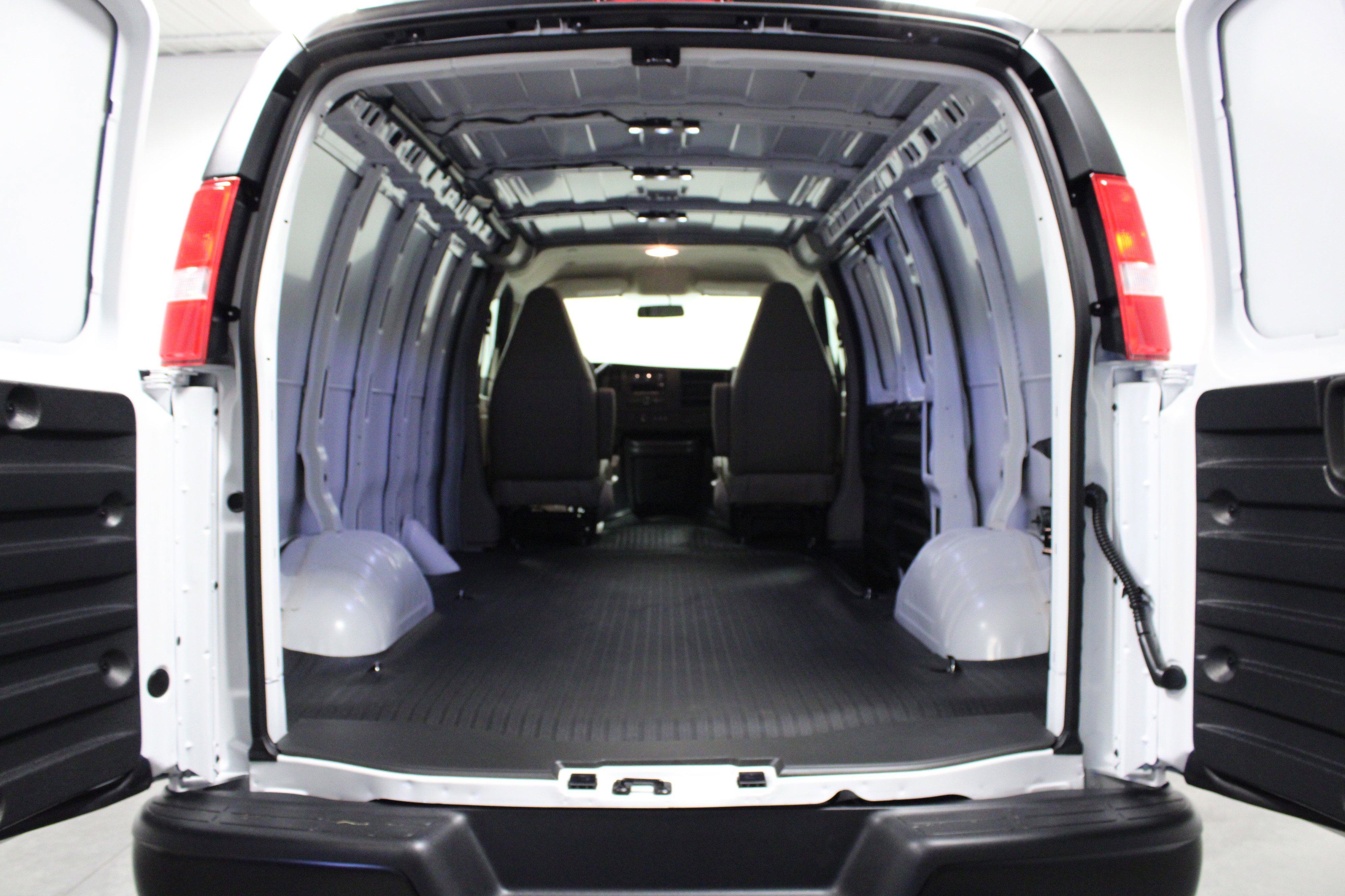 2025 Gmc Savana Cargo 2500 photo 11