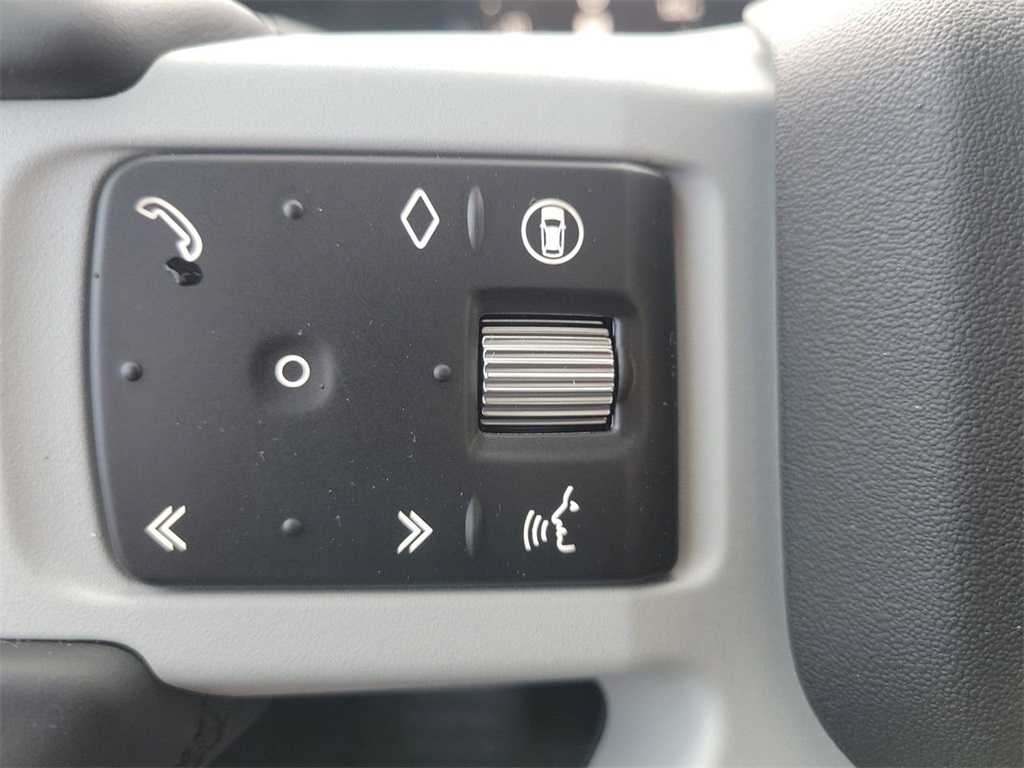 2024 Land Rover Defender 110 SE photo 4