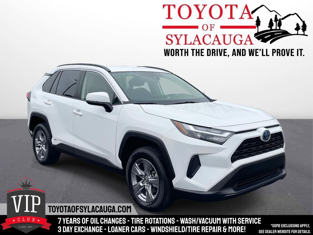 2022 Toyota RAV4 XLE's photo
