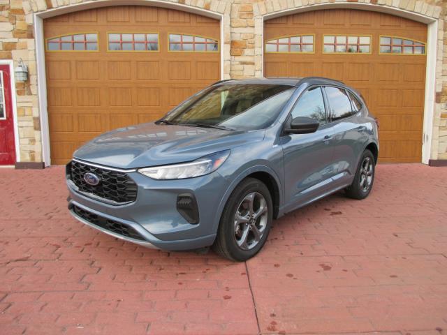 2023 Ford Escape ST-Line photo 2